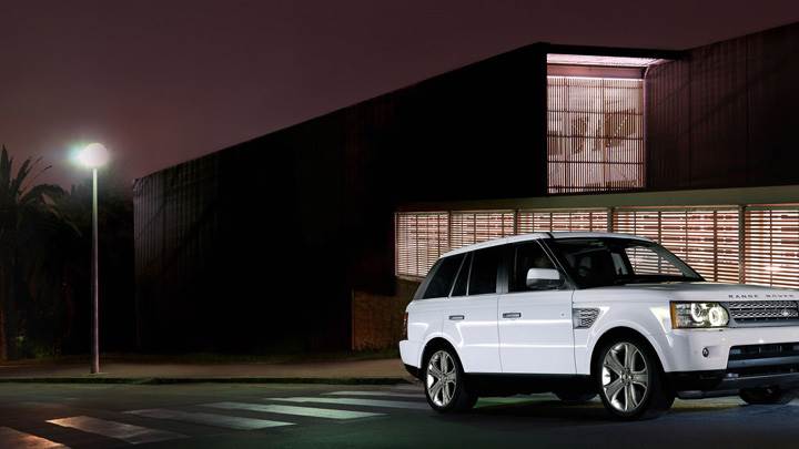 2010 Range Rover Sport White In Night Pose